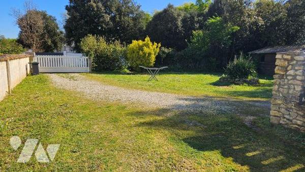 A vendre, Charente-Maritime, L' Eguille, Maison à étage comprenant : au rez-de-chaussée :entrée...