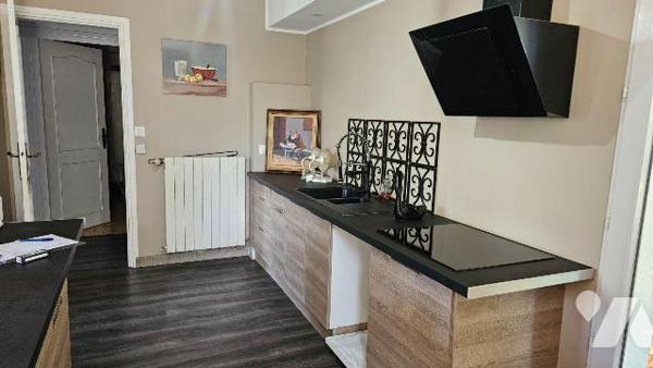 A vendre, Charente-Maritime, L' Eguille, Maison à étage comprenant : au rez-de-chaussée :entrée...