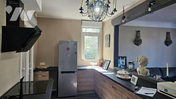 A vendre, Charente-Maritime, L' Eguille, Maison à étage comprenant : au rez-de-chaussée :entrée...