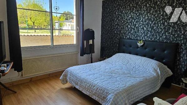 A vendre, Charente-Maritime, L' Eguille, Maison à étage comprenant : au rez-de-chaussée :entrée...