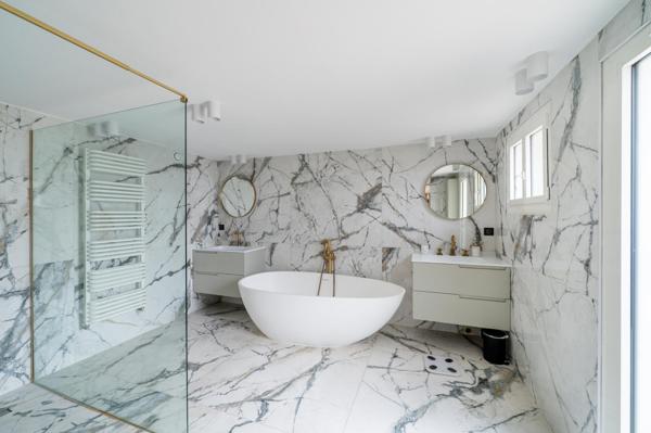 Maison adossée au parc de Saint-Cloud, entièrement rénovée, 5 chambres, beau jardin.