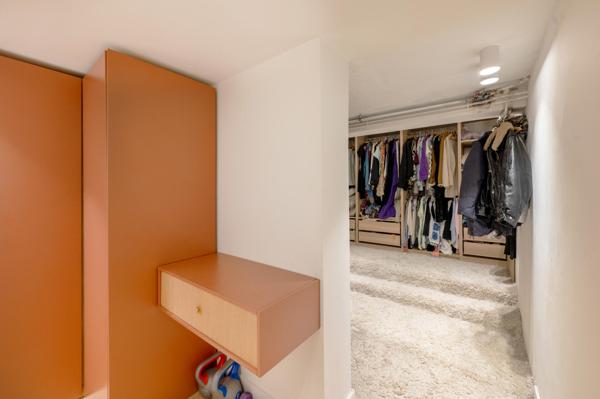 Maison adossée au parc de Saint-Cloud, entièrement rénovée, 5 chambres, beau jardin.