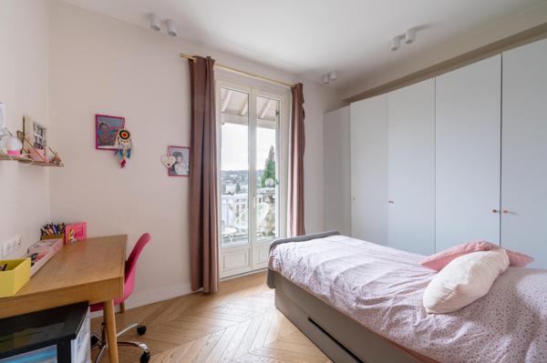 Maison adossée au parc de Saint-Cloud, entièrement rénovée, 5 chambres, beau jardin.