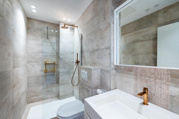 Maison adossée au parc de Saint-Cloud, entièrement rénovée, 5 chambres, beau jardin.