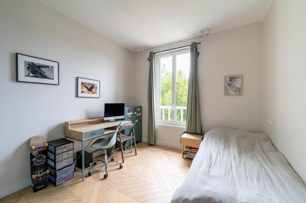 Maison adossée au parc de Saint-Cloud, entièrement rénovée, 5 chambres, beau jardin.