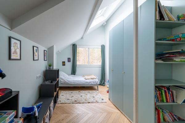 Maison adossée au parc de Saint-Cloud, entièrement rénovée, 5 chambres, beau jardin.