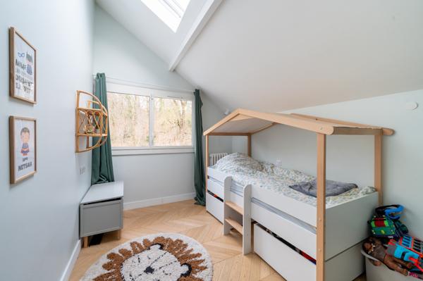 Maison adossée au parc de Saint-Cloud, entièrement rénovée, 5 chambres, beau jardin.