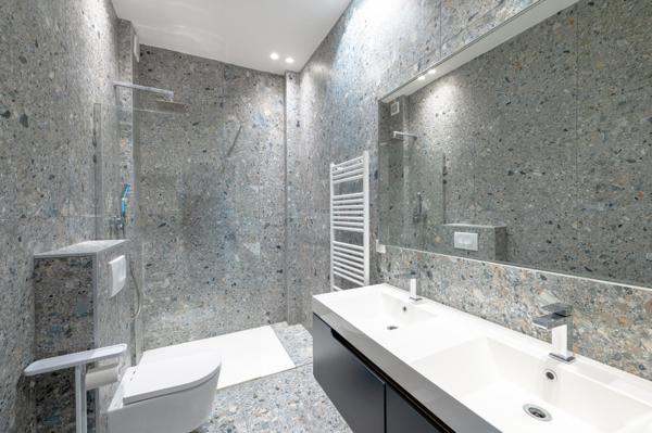 Maison adossée au parc de Saint-Cloud, entièrement rénovée, 5 chambres, beau jardin.