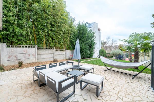 Maison adossée au parc de Saint-Cloud, entièrement rénovée, 5 chambres, beau jardin.