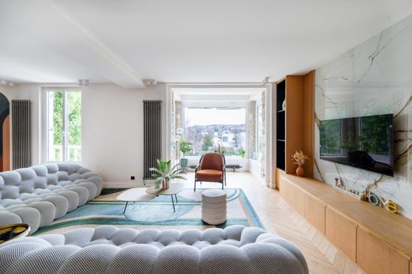 Maison adossée au parc de Saint-Cloud, entièrement rénovée, 5 chambres, beau jardin.