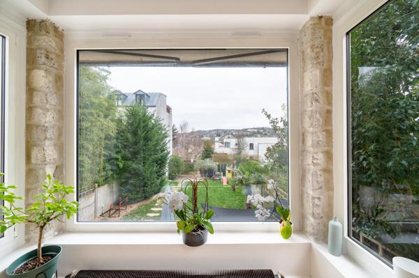 Maison adossée au parc de Saint-Cloud, entièrement rénovée, 5 chambres, beau jardin.