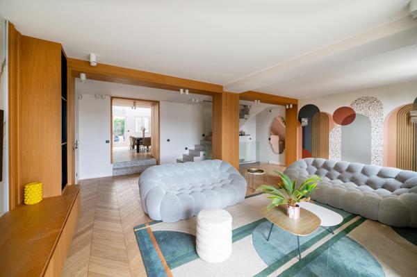 Maison adossée au parc de Saint-Cloud, entièrement rénovée, 5 chambres, beau jardin.