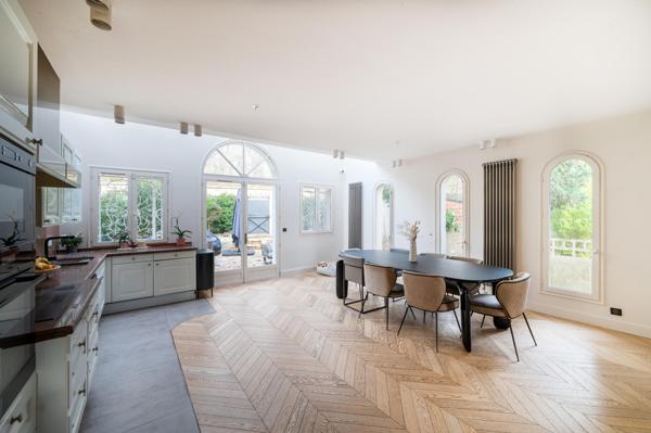 Maison adossée au parc de Saint-Cloud, entièrement rénovée, 5 chambres, beau jardin.