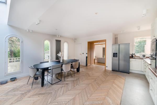 Maison adossée au parc de Saint-Cloud, entièrement rénovée, 5 chambres, beau jardin.