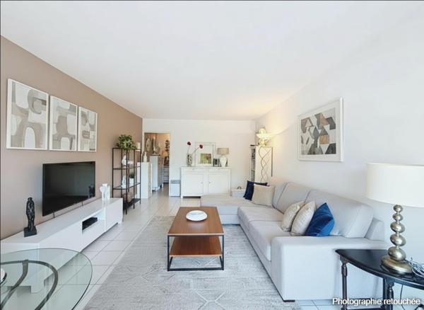 Coup de cœur assuré à St Raphaël : T3 lumineux, piscine et tout à pied !