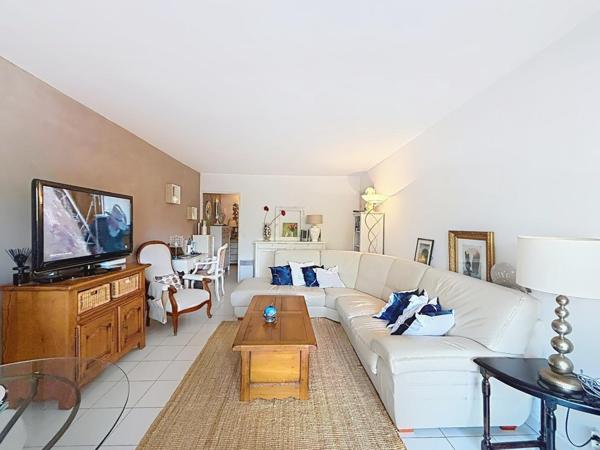 Coup de cœur assuré à St Raphaël : T3 lumineux, piscine et tout à pied !