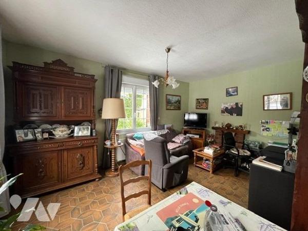 Proche Orbec et Broglie maison de village avec grand terrain