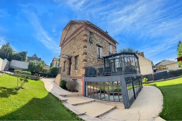 authentique meulière de 180 m2 avec véranda et piscine