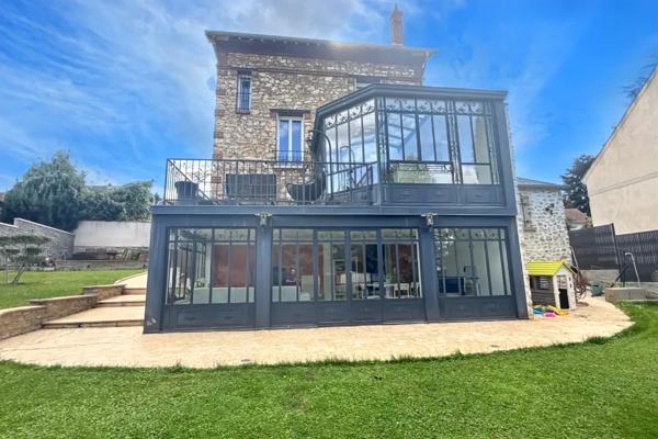 authentique meulière de 180 m2 avec véranda et piscine