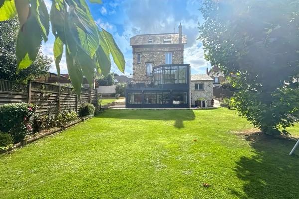 authentique meulière de 180 m2 avec véranda et piscine