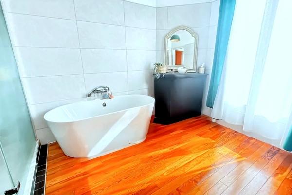 authentique meulière de 180 m2 avec véranda et piscine