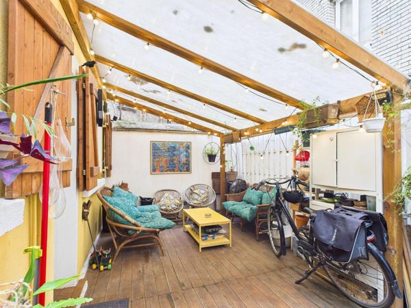 Petite maison de ville avec grande terrasse proche métros et tram
