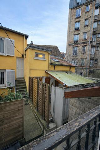 Petite maison de ville avec grande terrasse proche métros et tram