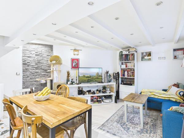 Petite maison de ville avec grande terrasse proche métros et tram