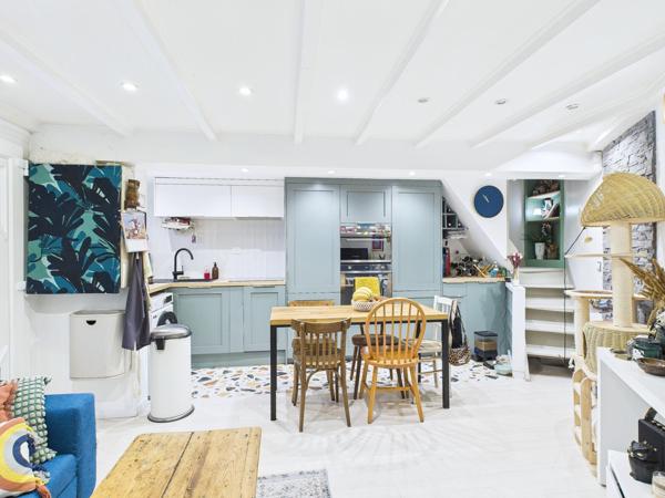 Petite maison de ville avec grande terrasse proche métros et tram