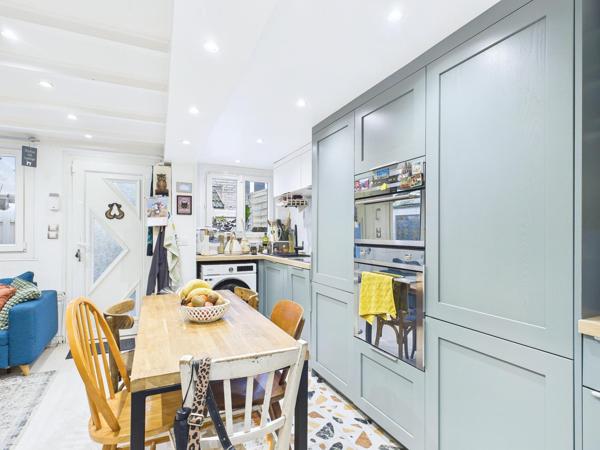 Petite maison de ville avec grande terrasse proche métros et tram