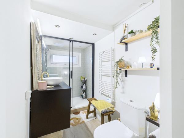 Petite maison de ville avec grande terrasse proche métros et tram