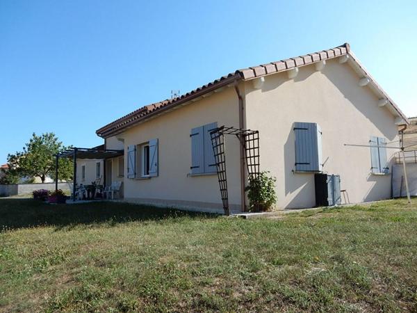 Saint-Germain-Laprade 43700  Maison individuelle plain-pied de 2005 88m² 3 chambres double garage sur 927 m² de terrain avec jardin