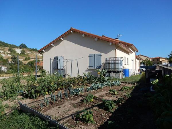 Saint-Germain-Laprade 43700  Maison individuelle plain-pied de 2005 88m² 3 chambres double garage sur 927 m² de terrain avec jardin