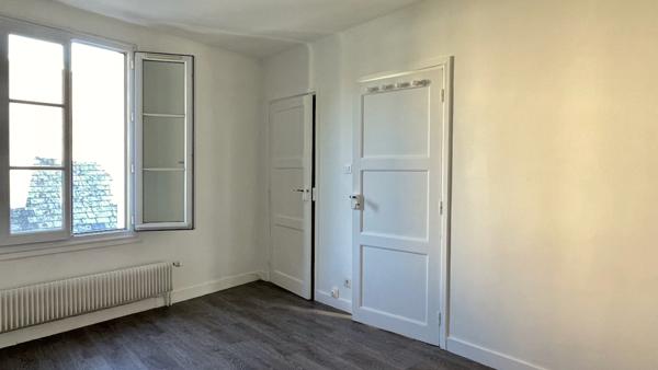 Maison de village
                                                                                                                                                                                                                                                                                                                        3 pièce(s)                                                                                                                                                                                                          2 chambre(s)                                                                                                                                                                                                          74  m²