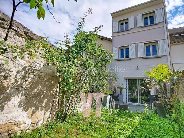 ESPRIT LOFT ? Es-tu là ?

**L’Emplacement & le Cadre de vie**

Niché au fond d'une impasse au calme absolu, cette MAISON DE VILLE offre un environnement intimiste totalement préservé des nuisances extérieures. Cette situation privilégiée vous garantit une tranquillité au quotidien, idéale pour se ressourcer dans un cadre confidentiel et sécurisant. 
Une adresse rare pour ceux qui recherchent sérénité et discrétion.

**L’Expérience Intérieure**

Déployée sur quatre niveaux distincts, cette maison de ville séduit par son véritable esprit loft où chaque étage est dédié à un usage spécifique. 
Le premier niveau combine praticité et indépendance avec son garage, une salle d'eau et une pièce modulable, idéale en bureau ou en chambre ouvrant sur un jardinet discret avec TERRASSE.
Au deuxième niveau, le plateau de vie privilégie la convivialité grâce à un salon lumineux prolongé par une cuisine ouverte, spacieuse, aménagée et équipée. L'ensemble est CONVIVIALE.
Les espaces nuit occupent les deux derniers étages avec deux chambres intégrées au troisième niveau, complétées par une salle de bains, puis une vaste chambre avec rangements sous combles au quatrième niveau. 
Cet agencement optimisé garantit ainsi des volumes généreux, une parfaite autonomie pour chacun et un confort de vie sur mesure.

**La Sérénité Technique**

Clé en main et sans aucun travaux à prévoir, cette habitation allie confort moderne et maîtrise budgétaire. L'alliance d'une climatisation réversible et d'un poêle à granulés performant permet d'afficher un DPE classé C, gage de réelles économies d'énergie au quotidien. L'ensemble de ces prestations de qualité assure un investissement serein et pérenne.

À vos agendas, pour une visite....