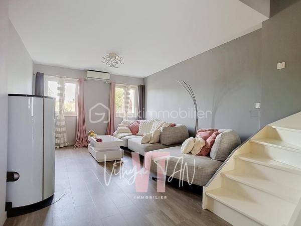 ESPRIT LOFT ? Es-tu là ?

**L’Emplacement & le Cadre de vie**

Niché au fond d'une impasse au calme absolu, cette MAISON DE VILLE offre un environnement intimiste totalement préservé des nuisances extérieures. Cette situation privilégiée vous garantit une tranquillité au quotidien, idéale pour se ressourcer dans un cadre confidentiel et sécurisant. 
Une adresse rare pour ceux qui recherchent sérénité et discrétion.

**L’Expérience Intérieure**

Déployée sur quatre niveaux distincts, cette maison de ville séduit par son véritable esprit loft où chaque étage est dédié à un usage spécifique. 
Le premier niveau combine praticité et indépendance avec son garage, une salle d'eau et une pièce modulable, idéale en bureau ou en chambre ouvrant sur un jardinet discret avec TERRASSE.
Au deuxième niveau, le plateau de vie privilégie la convivialité grâce à un salon lumineux prolongé par une cuisine ouverte, spacieuse, aménagée et équipée. L'ensemble est CONVIVIALE.
Les espaces nuit occupent les deux derniers étages avec deux chambres intégrées au troisième niveau, complétées par une salle de bains, puis une vaste chambre avec rangements sous combles au quatrième niveau. 
Cet agencement optimisé garantit ainsi des volumes généreux, une parfaite autonomie pour chacun et un confort de vie sur mesure.

**La Sérénité Technique**

Clé en main et sans aucun travaux à prévoir, cette habitation allie confort moderne et maîtrise budgétaire. L'alliance d'une climatisation réversible et d'un poêle à granulés performant permet d'afficher un DPE classé C, gage de réelles économies d'énergie au quotidien. L'ensemble de ces prestations de qualité assure un investissement serein et pérenne.

À vos agendas, pour une visite....