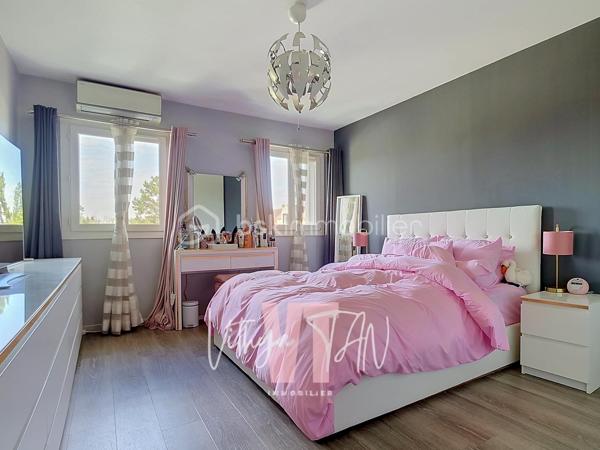 ESPRIT LOFT ? Es-tu là ?

**L’Emplacement & le Cadre de vie**

Niché au fond d'une impasse au calme absolu, cette MAISON DE VILLE offre un environnement intimiste totalement préservé des nuisances extérieures. Cette situation privilégiée vous garantit une tranquillité au quotidien, idéale pour se ressourcer dans un cadre confidentiel et sécurisant. 
Une adresse rare pour ceux qui recherchent sérénité et discrétion.

**L’Expérience Intérieure**

Déployée sur quatre niveaux distincts, cette maison de ville séduit par son véritable esprit loft où chaque étage est dédié à un usage spécifique. 
Le premier niveau combine praticité et indépendance avec son garage, une salle d'eau et une pièce modulable, idéale en bureau ou en chambre ouvrant sur un jardinet discret avec TERRASSE.
Au deuxième niveau, le plateau de vie privilégie la convivialité grâce à un salon lumineux prolongé par une cuisine ouverte, spacieuse, aménagée et équipée. L'ensemble est CONVIVIALE.
Les espaces nuit occupent les deux derniers étages avec deux chambres intégrées au troisième niveau, complétées par une salle de bains, puis une vaste chambre avec rangements sous combles au quatrième niveau. 
Cet agencement optimisé garantit ainsi des volumes généreux, une parfaite autonomie pour chacun et un confort de vie sur mesure.

**La Sérénité Technique**

Clé en main et sans aucun travaux à prévoir, cette habitation allie confort moderne et maîtrise budgétaire. L'alliance d'une climatisation réversible et d'un poêle à granulés performant permet d'afficher un DPE classé C, gage de réelles économies d'énergie au quotidien. L'ensemble de ces prestations de qualité assure un investissement serein et pérenne.

À vos agendas, pour une visite....