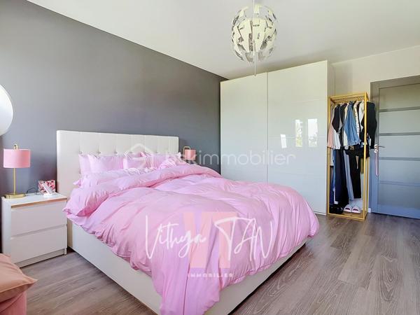ESPRIT LOFT ? Es-tu là ?

**L’Emplacement & le Cadre de vie**

Niché au fond d'une impasse au calme absolu, cette MAISON DE VILLE offre un environnement intimiste totalement préservé des nuisances extérieures. Cette situation privilégiée vous garantit une tranquillité au quotidien, idéale pour se ressourcer dans un cadre confidentiel et sécurisant. 
Une adresse rare pour ceux qui recherchent sérénité et discrétion.

**L’Expérience Intérieure**

Déployée sur quatre niveaux distincts, cette maison de ville séduit par son véritable esprit loft où chaque étage est dédié à un usage spécifique. 
Le premier niveau combine praticité et indépendance avec son garage, une salle d'eau et une pièce modulable, idéale en bureau ou en chambre ouvrant sur un jardinet discret avec TERRASSE.
Au deuxième niveau, le plateau de vie privilégie la convivialité grâce à un salon lumineux prolongé par une cuisine ouverte, spacieuse, aménagée et équipée. L'ensemble est CONVIVIALE.
Les espaces nuit occupent les deux derniers étages avec deux chambres intégrées au troisième niveau, complétées par une salle de bains, puis une vaste chambre avec rangements sous combles au quatrième niveau. 
Cet agencement optimisé garantit ainsi des volumes généreux, une parfaite autonomie pour chacun et un confort de vie sur mesure.

**La Sérénité Technique**

Clé en main et sans aucun travaux à prévoir, cette habitation allie confort moderne et maîtrise budgétaire. L'alliance d'une climatisation réversible et d'un poêle à granulés performant permet d'afficher un DPE classé C, gage de réelles économies d'énergie au quotidien. L'ensemble de ces prestations de qualité assure un investissement serein et pérenne.

À vos agendas, pour une visite....