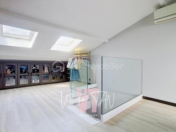 ESPRIT LOFT ? Es-tu là ?

**L’Emplacement & le Cadre de vie**

Niché au fond d'une impasse au calme absolu, cette MAISON DE VILLE offre un environnement intimiste totalement préservé des nuisances extérieures. Cette situation privilégiée vous garantit une tranquillité au quotidien, idéale pour se ressourcer dans un cadre confidentiel et sécurisant. 
Une adresse rare pour ceux qui recherchent sérénité et discrétion.

**L’Expérience Intérieure**

Déployée sur quatre niveaux distincts, cette maison de ville séduit par son véritable esprit loft où chaque étage est dédié à un usage spécifique. 
Le premier niveau combine praticité et indépendance avec son garage, une salle d'eau et une pièce modulable, idéale en bureau ou en chambre ouvrant sur un jardinet discret avec TERRASSE.
Au deuxième niveau, le plateau de vie privilégie la convivialité grâce à un salon lumineux prolongé par une cuisine ouverte, spacieuse, aménagée et équipée. L'ensemble est CONVIVIALE.
Les espaces nuit occupent les deux derniers étages avec deux chambres intégrées au troisième niveau, complétées par une salle de bains, puis une vaste chambre avec rangements sous combles au quatrième niveau. 
Cet agencement optimisé garantit ainsi des volumes généreux, une parfaite autonomie pour chacun et un confort de vie sur mesure.

**La Sérénité Technique**

Clé en main et sans aucun travaux à prévoir, cette habitation allie confort moderne et maîtrise budgétaire. L'alliance d'une climatisation réversible et d'un poêle à granulés performant permet d'afficher un DPE classé C, gage de réelles économies d'énergie au quotidien. L'ensemble de ces prestations de qualité assure un investissement serein et pérenne.

À vos agendas, pour une visite....