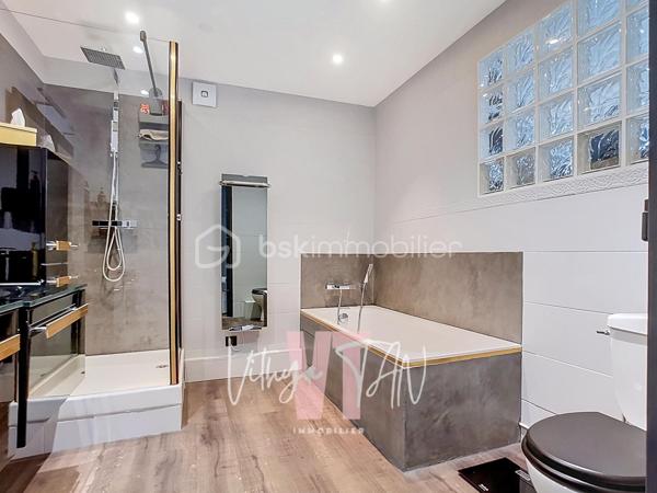 ESPRIT LOFT ? Es-tu là ?

**L’Emplacement & le Cadre de vie**

Niché au fond d'une impasse au calme absolu, cette MAISON DE VILLE offre un environnement intimiste totalement préservé des nuisances extérieures. Cette situation privilégiée vous garantit une tranquillité au quotidien, idéale pour se ressourcer dans un cadre confidentiel et sécurisant. 
Une adresse rare pour ceux qui recherchent sérénité et discrétion.

**L’Expérience Intérieure**

Déployée sur quatre niveaux distincts, cette maison de ville séduit par son véritable esprit loft où chaque étage est dédié à un usage spécifique. 
Le premier niveau combine praticité et indépendance avec son garage, une salle d'eau et une pièce modulable, idéale en bureau ou en chambre ouvrant sur un jardinet discret avec TERRASSE.
Au deuxième niveau, le plateau de vie privilégie la convivialité grâce à un salon lumineux prolongé par une cuisine ouverte, spacieuse, aménagée et équipée. L'ensemble est CONVIVIALE.
Les espaces nuit occupent les deux derniers étages avec deux chambres intégrées au troisième niveau, complétées par une salle de bains, puis une vaste chambre avec rangements sous combles au quatrième niveau. 
Cet agencement optimisé garantit ainsi des volumes généreux, une parfaite autonomie pour chacun et un confort de vie sur mesure.

**La Sérénité Technique**

Clé en main et sans aucun travaux à prévoir, cette habitation allie confort moderne et maîtrise budgétaire. L'alliance d'une climatisation réversible et d'un poêle à granulés performant permet d'afficher un DPE classé C, gage de réelles économies d'énergie au quotidien. L'ensemble de ces prestations de qualité assure un investissement serein et pérenne.

À vos agendas, pour une visite....