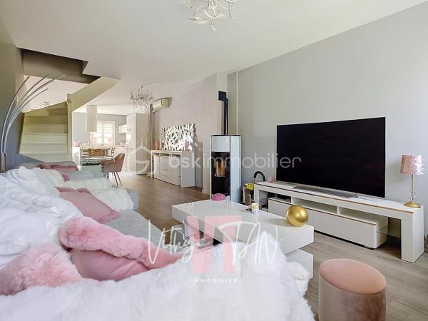 ESPRIT LOFT ? Es-tu là ?

**L’Emplacement & le Cadre de vie**

Niché au fond d'une impasse au calme absolu, cette MAISON DE VILLE offre un environnement intimiste totalement préservé des nuisances extérieures. Cette situation privilégiée vous garantit une tranquillité au quotidien, idéale pour se ressourcer dans un cadre confidentiel et sécurisant. 
Une adresse rare pour ceux qui recherchent sérénité et discrétion.

**L’Expérience Intérieure**

Déployée sur quatre niveaux distincts, cette maison de ville séduit par son véritable esprit loft où chaque étage est dédié à un usage spécifique. 
Le premier niveau combine praticité et indépendance avec son garage, une salle d'eau et une pièce modulable, idéale en bureau ou en chambre ouvrant sur un jardinet discret avec TERRASSE.
Au deuxième niveau, le plateau de vie privilégie la convivialité grâce à un salon lumineux prolongé par une cuisine ouverte, spacieuse, aménagée et équipée. L'ensemble est CONVIVIALE.
Les espaces nuit occupent les deux derniers étages avec deux chambres intégrées au troisième niveau, complétées par une salle de bains, puis une vaste chambre avec rangements sous combles au quatrième niveau. 
Cet agencement optimisé garantit ainsi des volumes généreux, une parfaite autonomie pour chacun et un confort de vie sur mesure.

**La Sérénité Technique**

Clé en main et sans aucun travaux à prévoir, cette habitation allie confort moderne et maîtrise budgétaire. L'alliance d'une climatisation réversible et d'un poêle à granulés performant permet d'afficher un DPE classé C, gage de réelles économies d'énergie au quotidien. L'ensemble de ces prestations de qualité assure un investissement serein et pérenne.

À vos agendas, pour une visite....