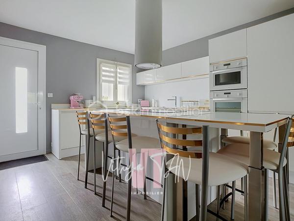 ESPRIT LOFT ? Es-tu là ?

**L’Emplacement & le Cadre de vie**

Niché au fond d'une impasse au calme absolu, cette MAISON DE VILLE offre un environnement intimiste totalement préservé des nuisances extérieures. Cette situation privilégiée vous garantit une tranquillité au quotidien, idéale pour se ressourcer dans un cadre confidentiel et sécurisant. 
Une adresse rare pour ceux qui recherchent sérénité et discrétion.

**L’Expérience Intérieure**

Déployée sur quatre niveaux distincts, cette maison de ville séduit par son véritable esprit loft où chaque étage est dédié à un usage spécifique. 
Le premier niveau combine praticité et indépendance avec son garage, une salle d'eau et une pièce modulable, idéale en bureau ou en chambre ouvrant sur un jardinet discret avec TERRASSE.
Au deuxième niveau, le plateau de vie privilégie la convivialité grâce à un salon lumineux prolongé par une cuisine ouverte, spacieuse, aménagée et équipée. L'ensemble est CONVIVIALE.
Les espaces nuit occupent les deux derniers étages avec deux chambres intégrées au troisième niveau, complétées par une salle de bains, puis une vaste chambre avec rangements sous combles au quatrième niveau. 
Cet agencement optimisé garantit ainsi des volumes généreux, une parfaite autonomie pour chacun et un confort de vie sur mesure.

**La Sérénité Technique**

Clé en main et sans aucun travaux à prévoir, cette habitation allie confort moderne et maîtrise budgétaire. L'alliance d'une climatisation réversible et d'un poêle à granulés performant permet d'afficher un DPE classé C, gage de réelles économies d'énergie au quotidien. L'ensemble de ces prestations de qualité assure un investissement serein et pérenne.

À vos agendas, pour une visite....