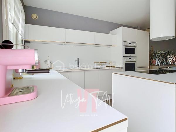 ESPRIT LOFT ? Es-tu là ?

**L’Emplacement & le Cadre de vie**

Niché au fond d'une impasse au calme absolu, cette MAISON DE VILLE offre un environnement intimiste totalement préservé des nuisances extérieures. Cette situation privilégiée vous garantit une tranquillité au quotidien, idéale pour se ressourcer dans un cadre confidentiel et sécurisant. 
Une adresse rare pour ceux qui recherchent sérénité et discrétion.

**L’Expérience Intérieure**

Déployée sur quatre niveaux distincts, cette maison de ville séduit par son véritable esprit loft où chaque étage est dédié à un usage spécifique. 
Le premier niveau combine praticité et indépendance avec son garage, une salle d'eau et une pièce modulable, idéale en bureau ou en chambre ouvrant sur un jardinet discret avec TERRASSE.
Au deuxième niveau, le plateau de vie privilégie la convivialité grâce à un salon lumineux prolongé par une cuisine ouverte, spacieuse, aménagée et équipée. L'ensemble est CONVIVIALE.
Les espaces nuit occupent les deux derniers étages avec deux chambres intégrées au troisième niveau, complétées par une salle de bains, puis une vaste chambre avec rangements sous combles au quatrième niveau. 
Cet agencement optimisé garantit ainsi des volumes généreux, une parfaite autonomie pour chacun et un confort de vie sur mesure.

**La Sérénité Technique**

Clé en main et sans aucun travaux à prévoir, cette habitation allie confort moderne et maîtrise budgétaire. L'alliance d'une climatisation réversible et d'un poêle à granulés performant permet d'afficher un DPE classé C, gage de réelles économies d'énergie au quotidien. L'ensemble de ces prestations de qualité assure un investissement serein et pérenne.

À vos agendas, pour une visite....