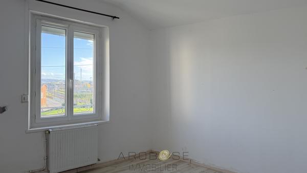 Proche centre ville maison 4 chambres ,jardin, et 4 garages!