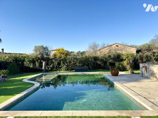Villa avec piscine et dépendances