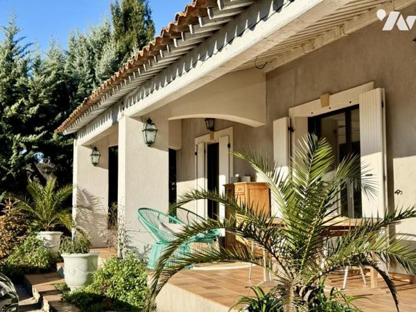 Villa avec piscine et dépendances