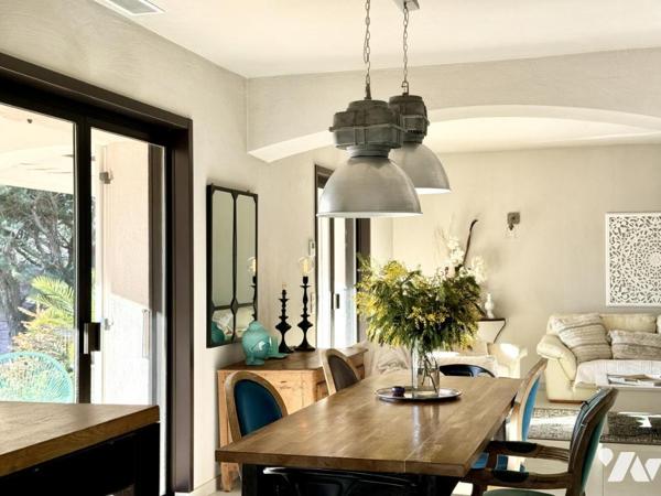 Villa avec piscine et dépendances