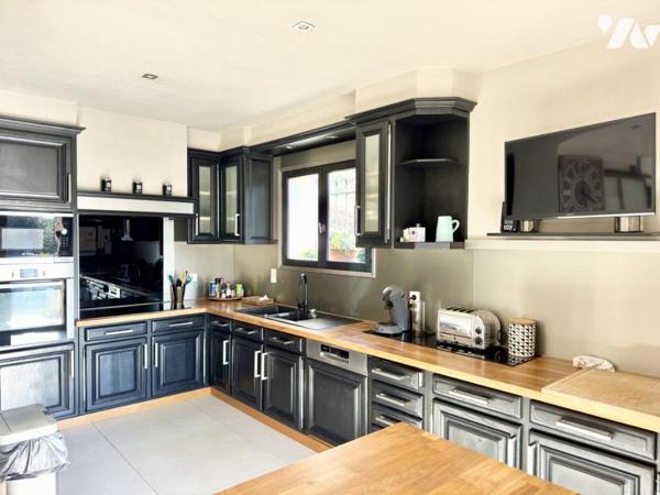 Villa avec piscine et dépendances