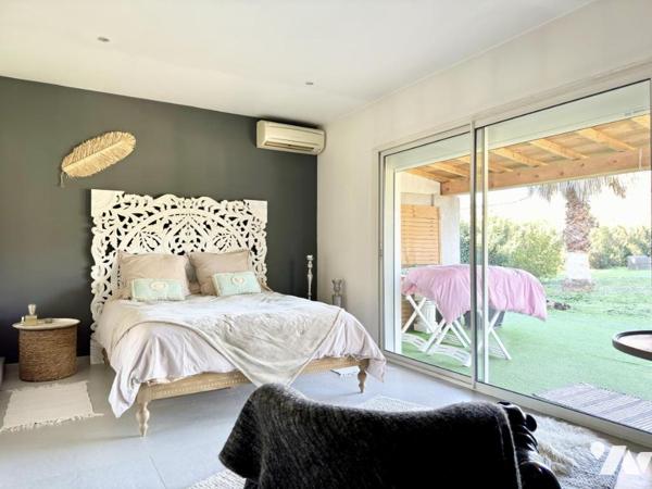 Villa avec piscine et dépendances