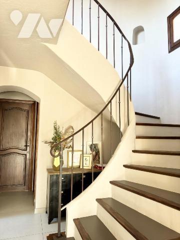 Villa avec piscine et dépendances